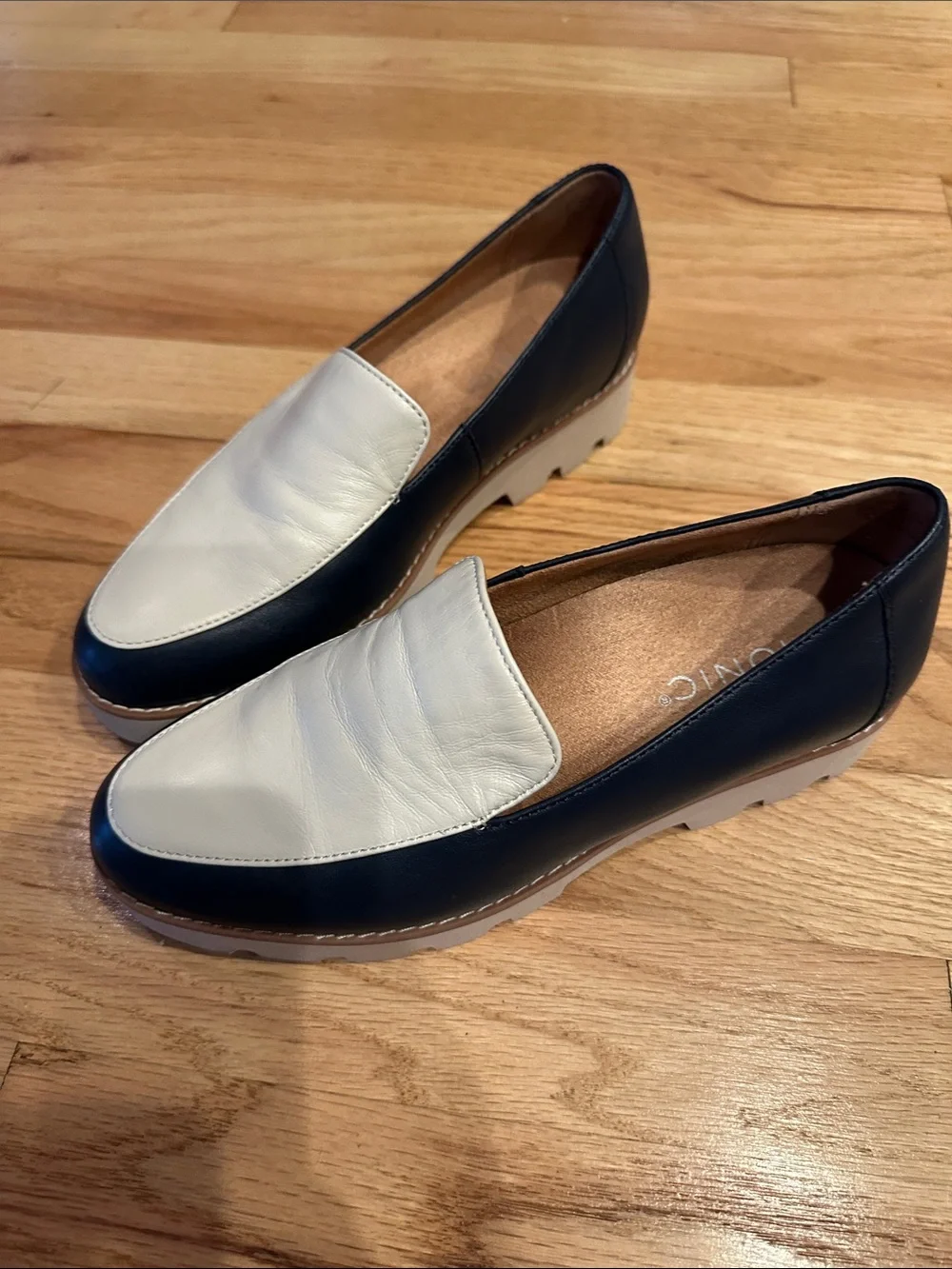 Vionic Womens Navy and White Leather Slip-On Loafers